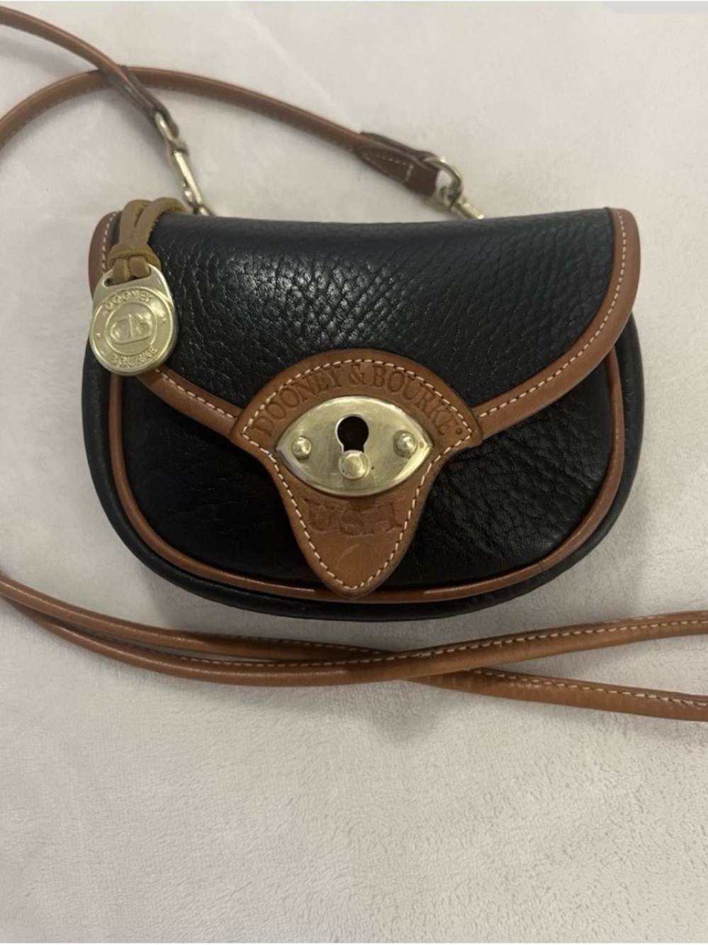 🩷 Dooney & Bourke
Leather
Cavalry Small Crossbody
Belt Bag🩷